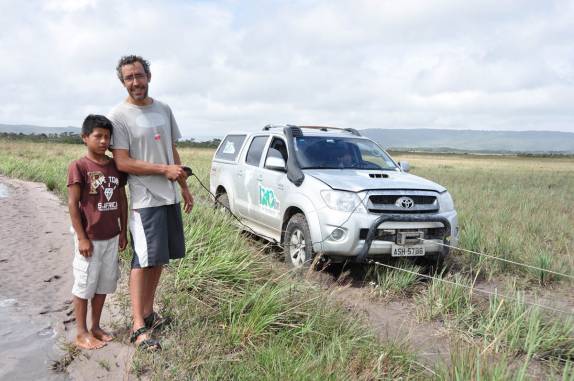 Controlando o motor do guincho da Fiona durante operação paa desatolar um caminhão, perto da Aldeia Aponwao, na Grand Sabana, na Venezuela